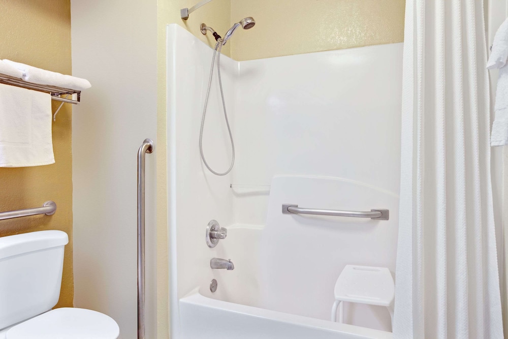 Days Inn & Suites by Wyndham Stockbridge South Atlanta - photo 10