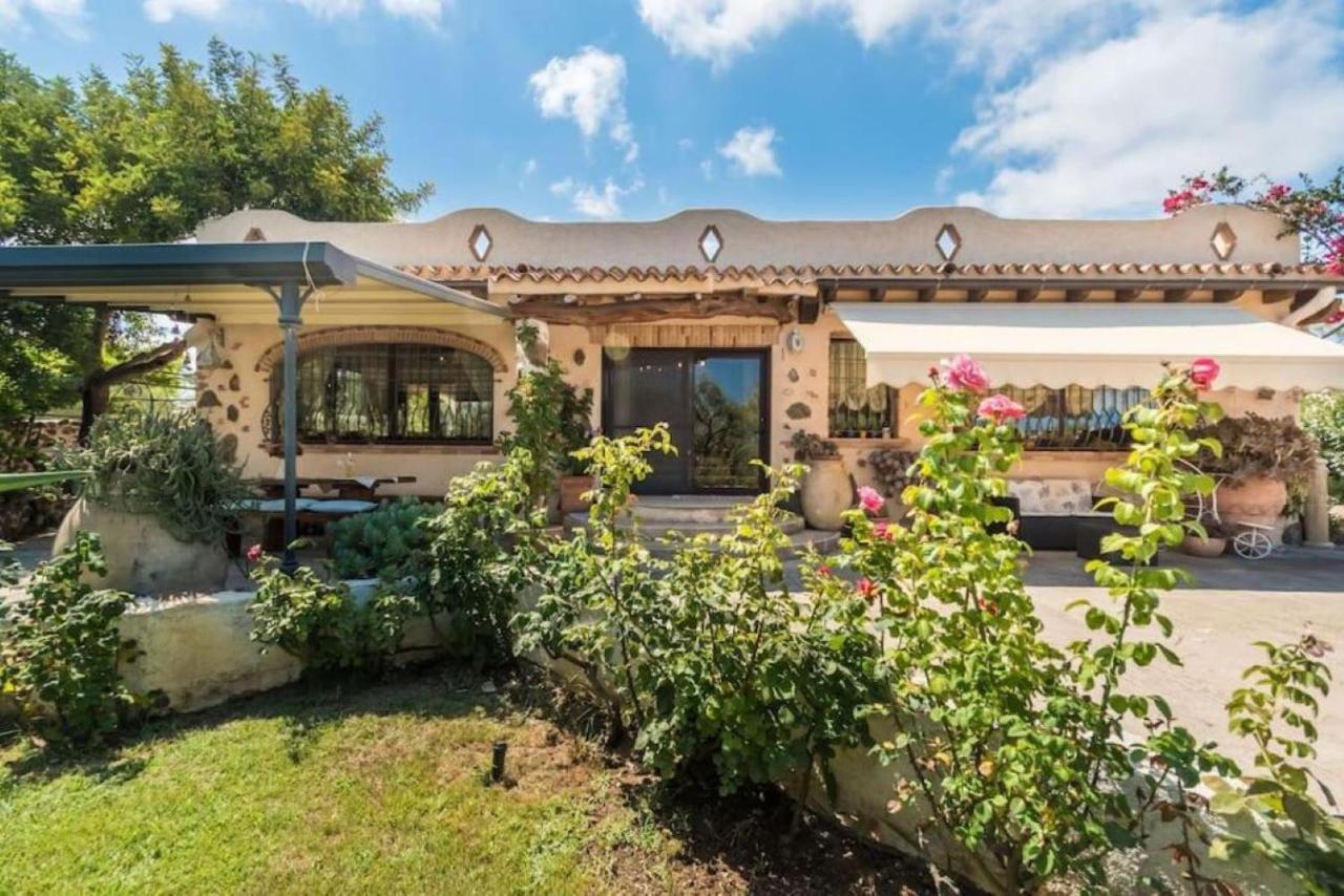 Villa Con Immenso Giardino — 4-Star Luxury Hotel in Orosei, Italy