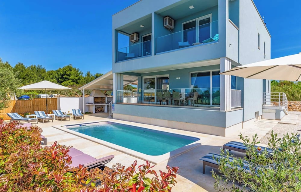 JoNa with pool H in Fazana, Croatia