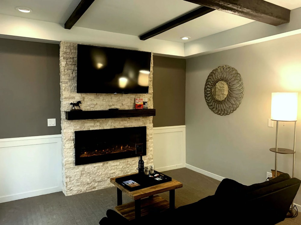 Cedar Stables Inn and Suites - photo 15