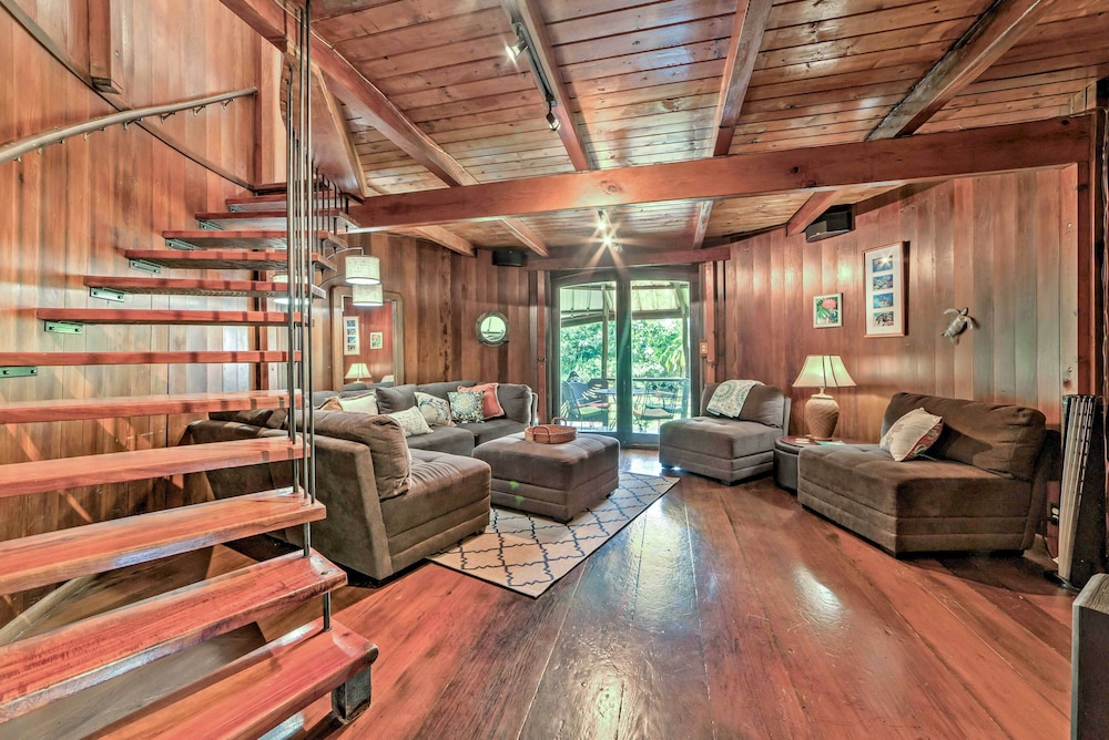 Tropical Cabana with Deck Hot Tub and Lush Scenery — hotel in Kea'au