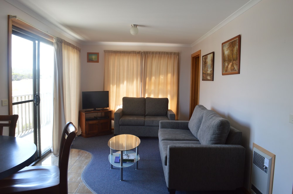Sunset Holiday Villas — 4-Star Luxury Hotel in Smithton, Australia