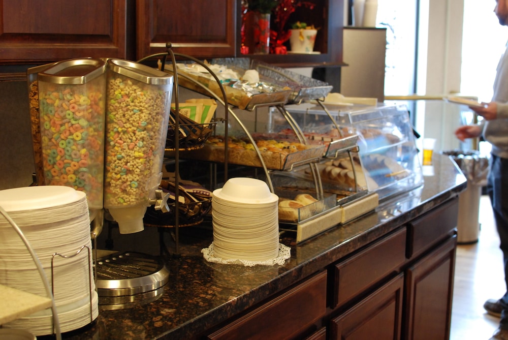 Express Suites Riverport Inn & Suites - photo 48
