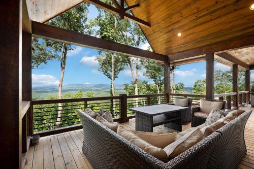 All Decked Out Blue Ridge Heights Luxury Pet friendly Hot Tub Spacious Deck Mountain Views 5 minutes to Downtown Blue in Blue Ridge, United States