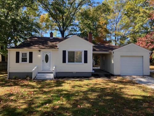 Serenity on over an acre easy access to 311 and HPU — hotel in High Point