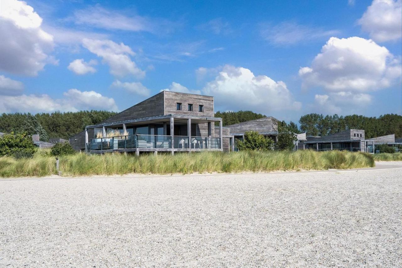 Beachfront Villa Deluxe 6p Luxe & Uitzicht op het Grevelingenmeer Villa 77 — 4-Star Luxury Hotel in Ouddorp, Netherlands