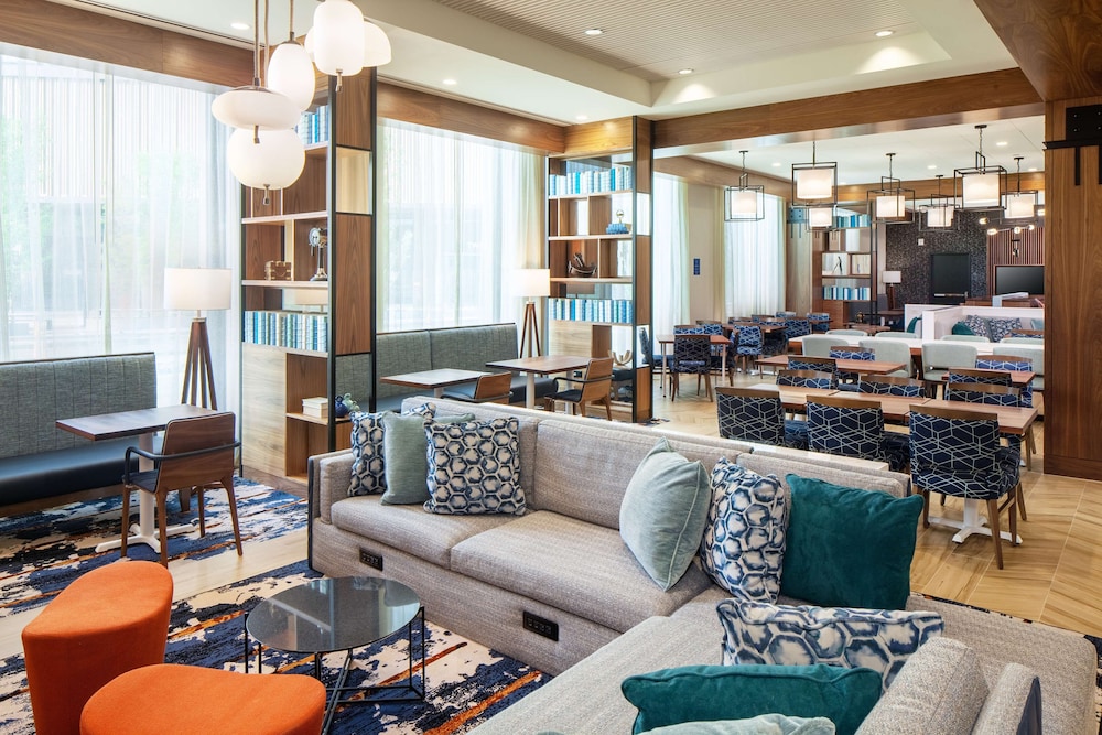 Hampton Inn Boston Seaport District - photo 2