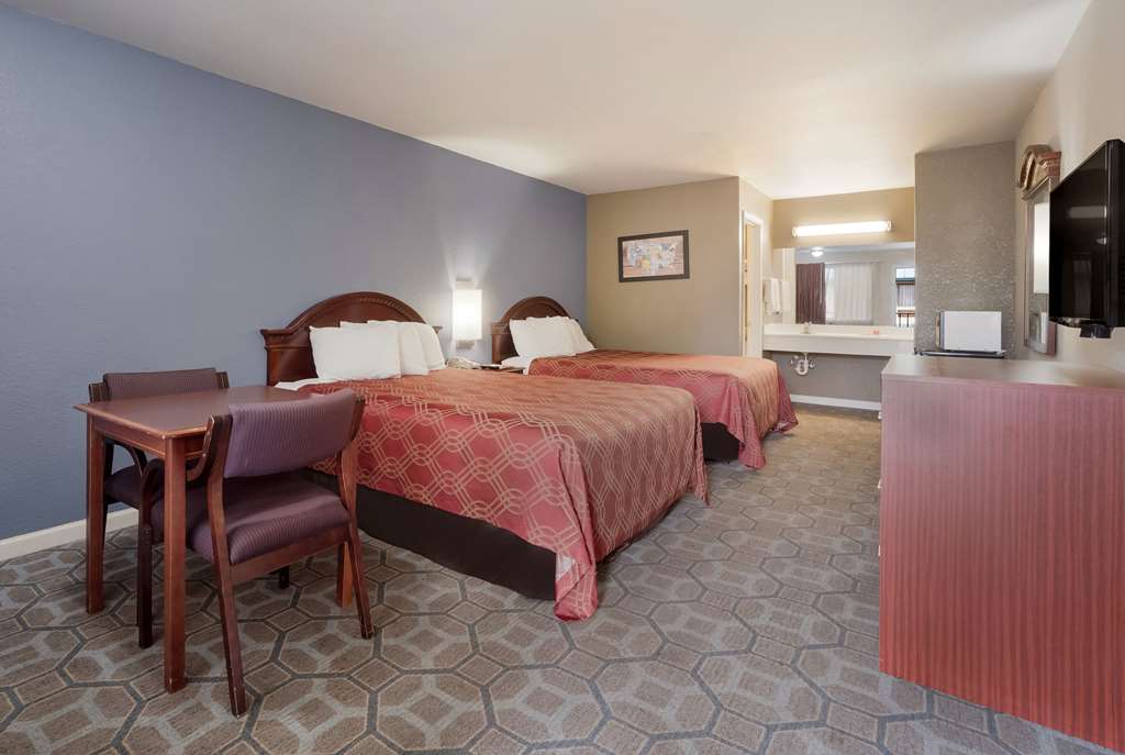 Econo Lodge Thomaston - photo 12