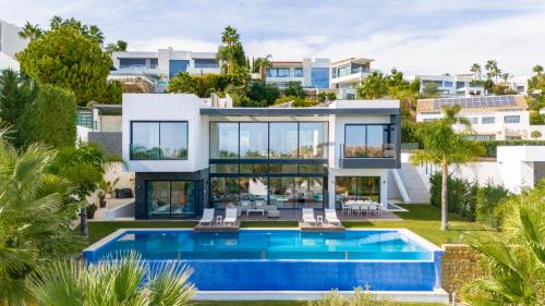 Villa Michaela moderna de sA per lujo con piscina y vistas — 4-Star Luxury Hotel in Estepona, Spain