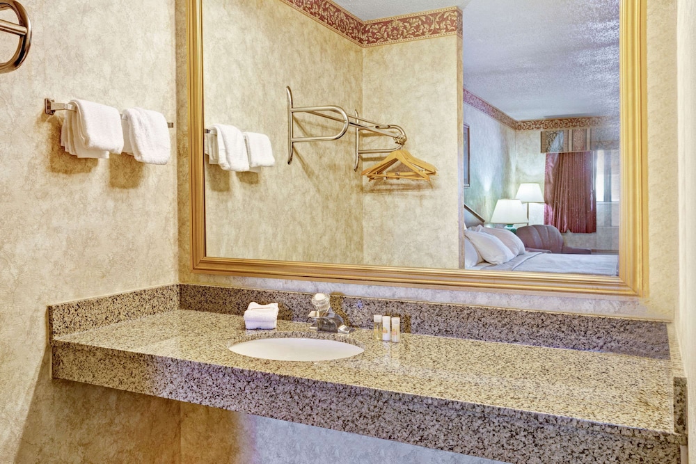 Days Inn & Suites by Wyndham Monroe - photo 12
