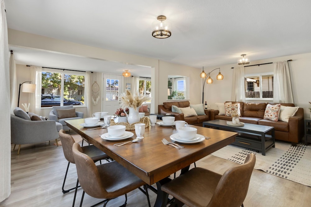 Downtown Windsor Home With Hot Tub & Pool Table — 4-Star Luxury Hotel in Windsor, United States