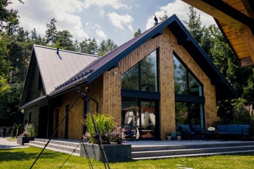 Przystań Roztocze nowoczesny dom z sauną i jacuzzi — 4-Star Luxury Hotel in Susiec, Poland