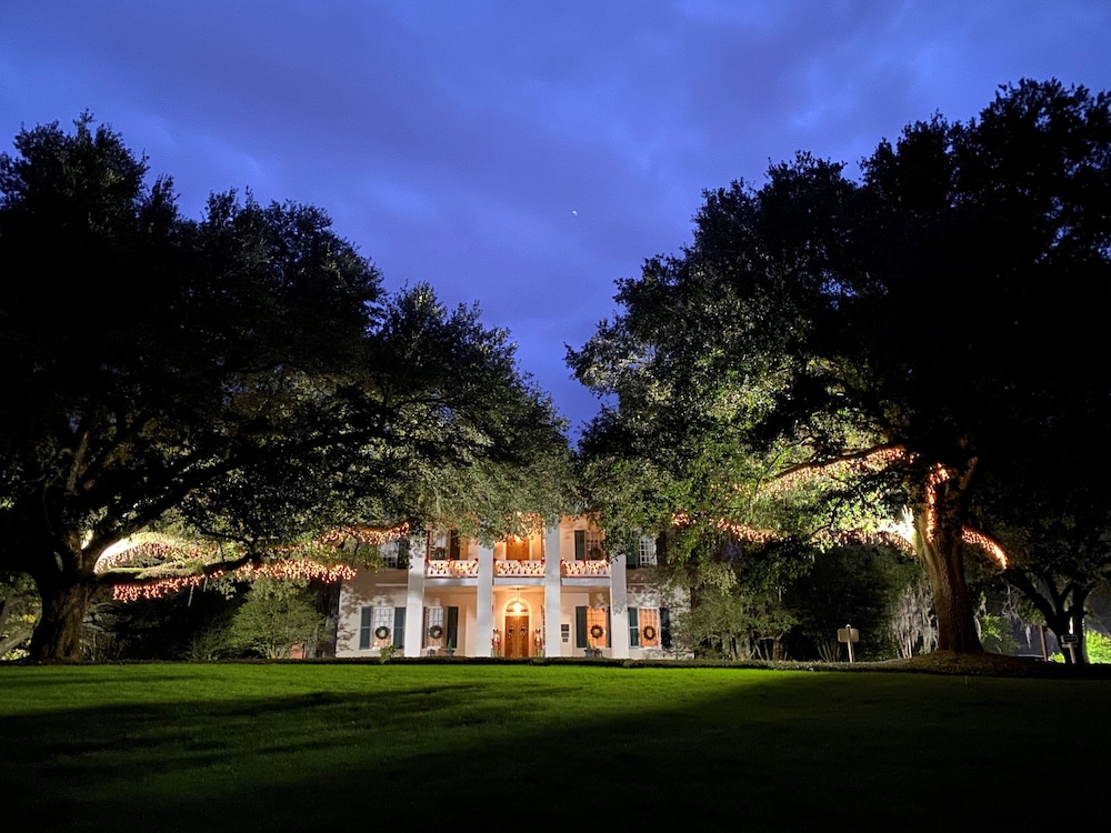 Monmouth Historic Inns And Gardens — Natchez