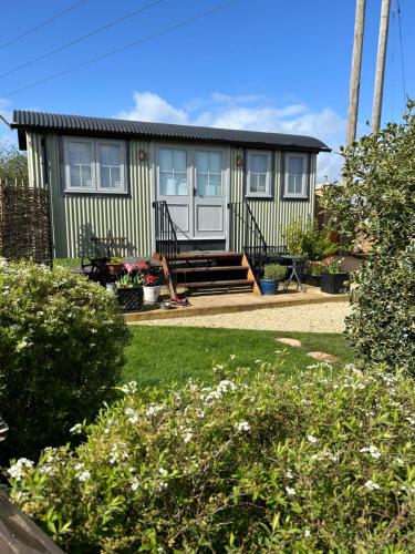 Cotswold Shepherd hut Hot Tub sauna Dog friendly in Charlton, United Kingdom