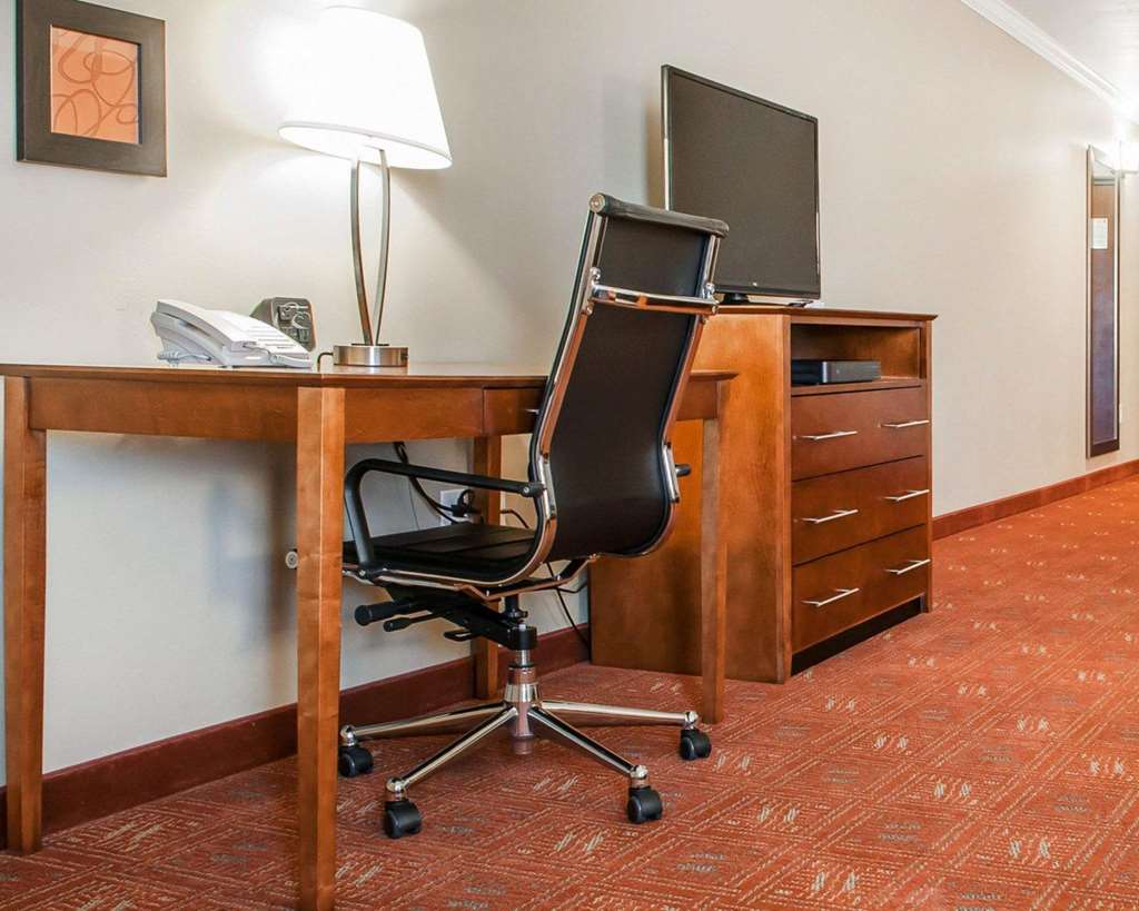 Comfort Suites Farmington - photo 12