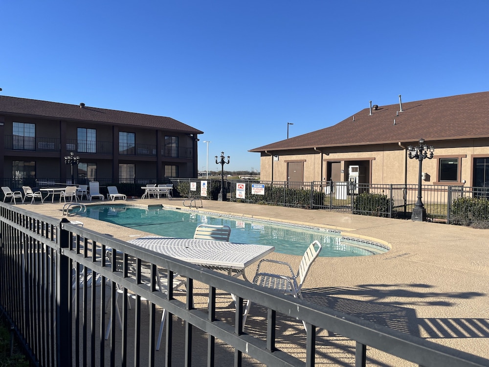 Red Roof Inn & Suites Sulphur Springs - photo 26