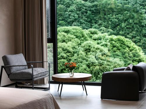 Zhangjiajie YOMO Retreat Best Avatar Mount View Free shuttle service to south gate of the forest park Free Freah Coffee Free Self Service Laundry & Drying Entrance Ticket Serivce Travel Guide — 5-Star Luxury Hotel in Zhangjiajie, People's Republic of China