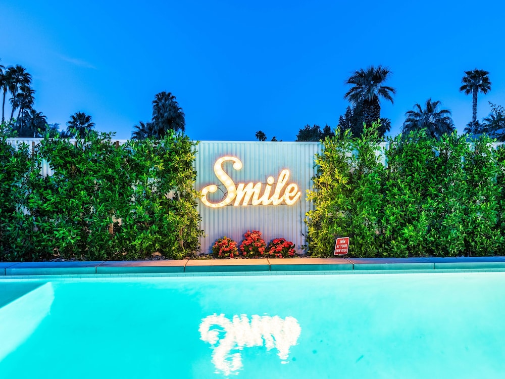 Ps Smile — 4-Star Luxury Hotel in Palm Springs, United States