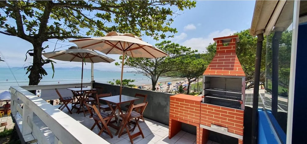 Pousada Enseada São Miguel de frente para o mar in Penha, Brasil