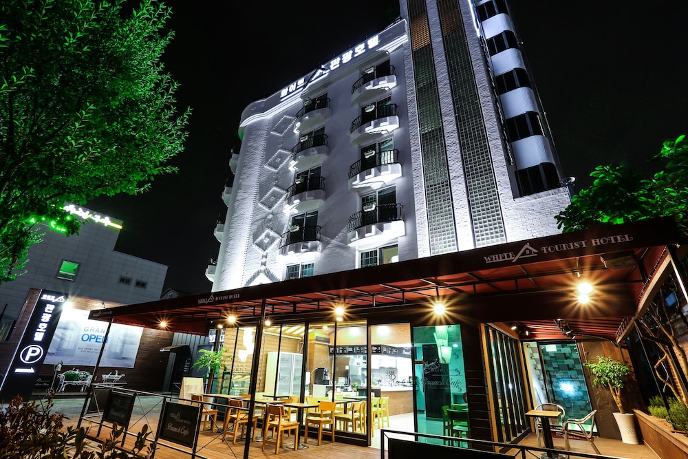 White Tourist Hotel in Jeonju, South Korea