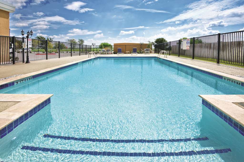 La Quinta Inn & Suites by Wyndham Victoria South - photo 5