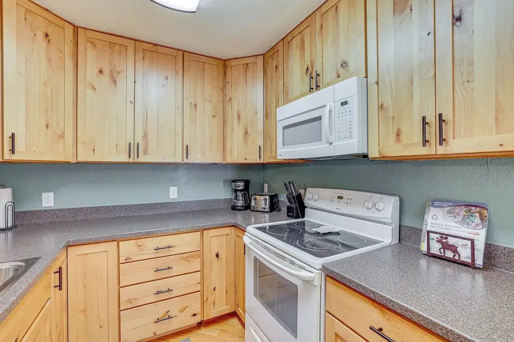 10 Mi to Keystone Resort Cabin with Private Hot Tub in Silverthorne, United States