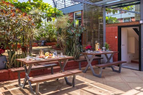 SaffronStays Hobbes 3BR private pool villa with lawn family lounge BBQ nights & deck sit outs ideal for celebrations — 4-Star Luxury Hotel in Lonavla, India