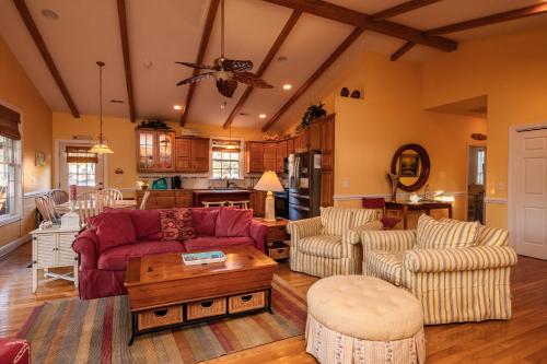 Woodlands Wonder by Oak Island Accommodations - photo 5