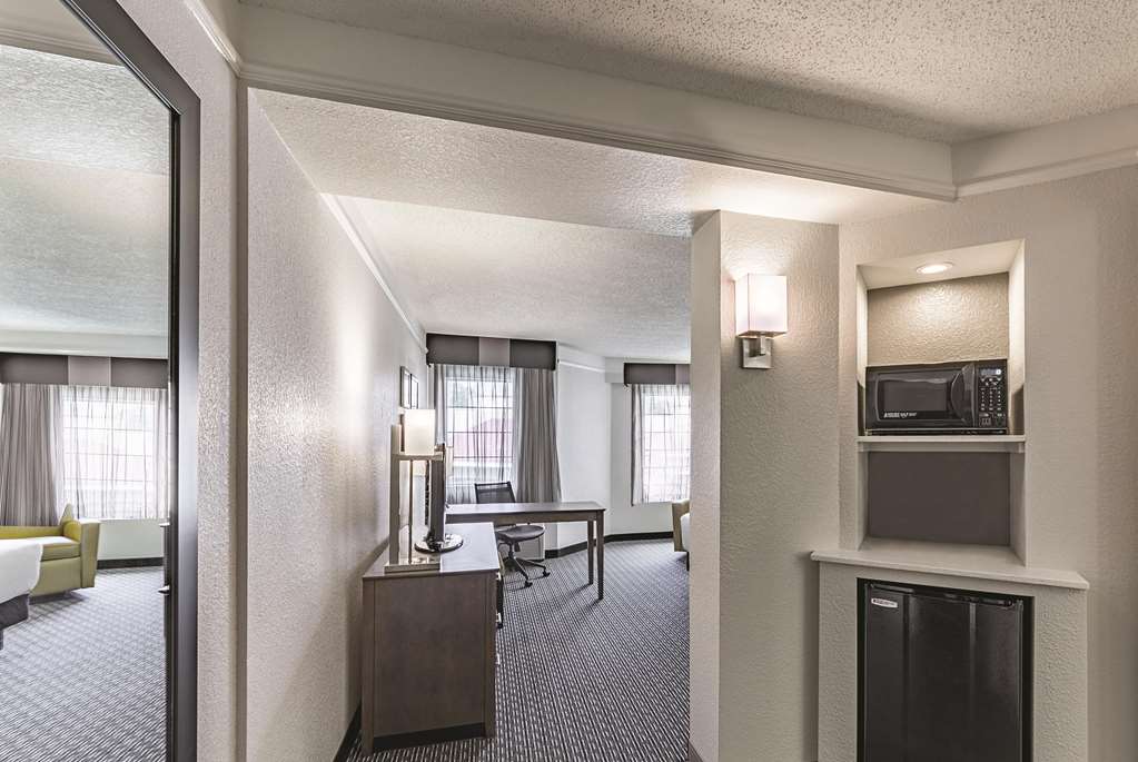 La Quinta Inn & Suites by Wyndham Austin Near The Domain - photo 21