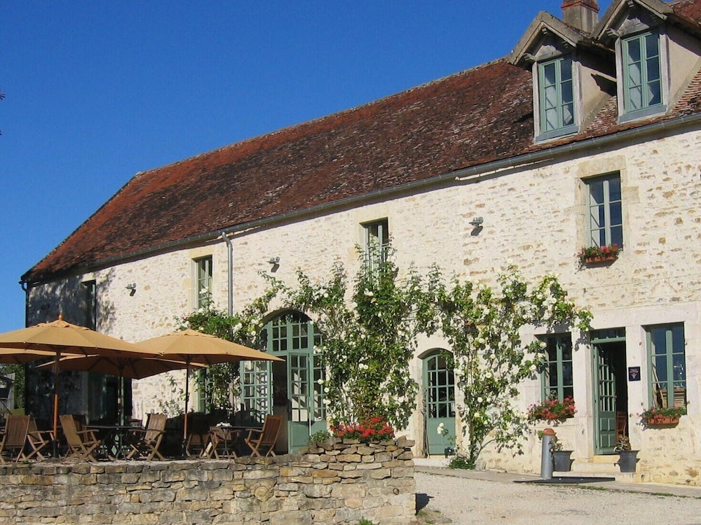 Hôtel Les Deux Ponts in Saint-Pere, France