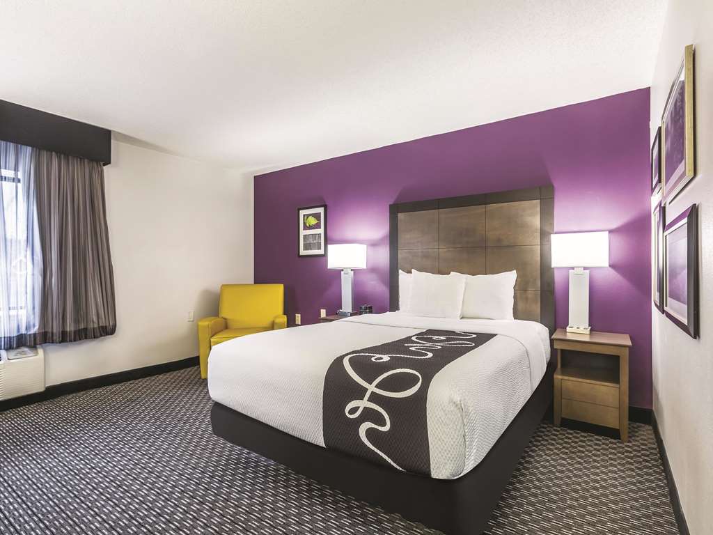 La Quinta Inn & Suites by Wyndham Atlanta Midtown Buckhead - photo 19