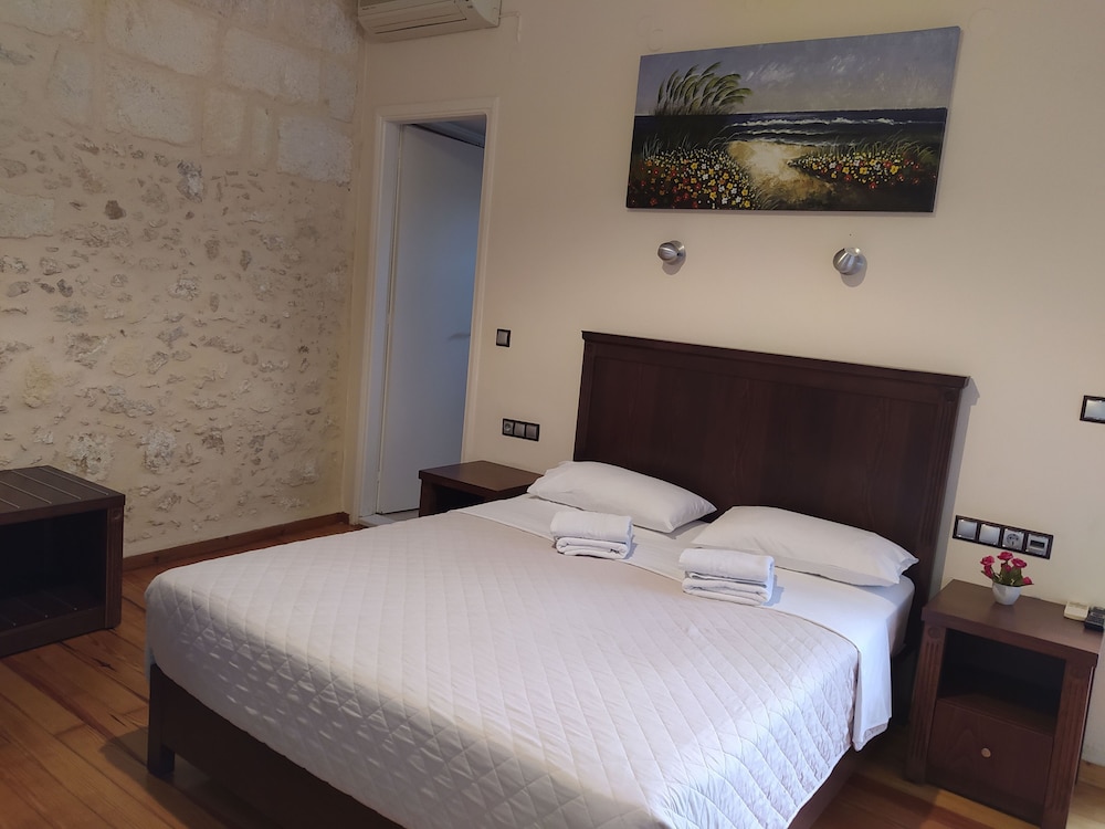 The Sea Front Rooms and Apartments