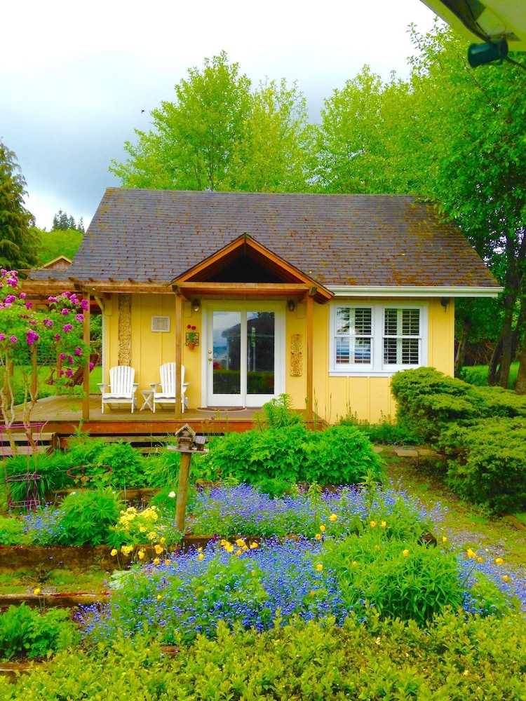 Country Cottage Of Langley 5085800 — Langley
