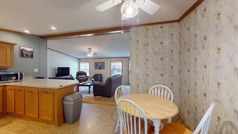 Whispering Pines - carbon neutral hotel in Brandon