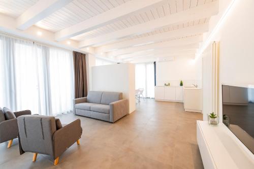 GuestHost Central and Modern Studio with Terrace — 4-Star Luxury Hotel in Pescara, Italy