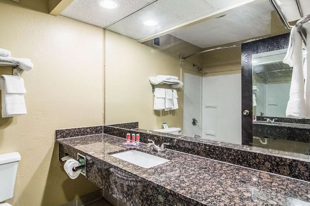 Econo Lodge Darien - photo 19