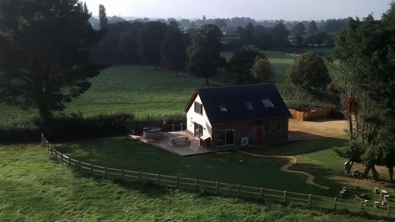 Deer Den Timber Clad Cabin with Hot Tub Up Private Lane — 4-Star Luxury Hotel in Cullompton, United Kingdom