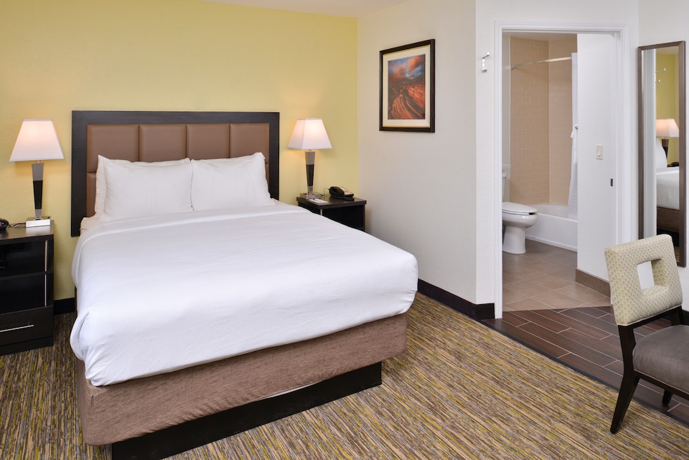 Candlewood Suites Beaumont by IHG - photo 11