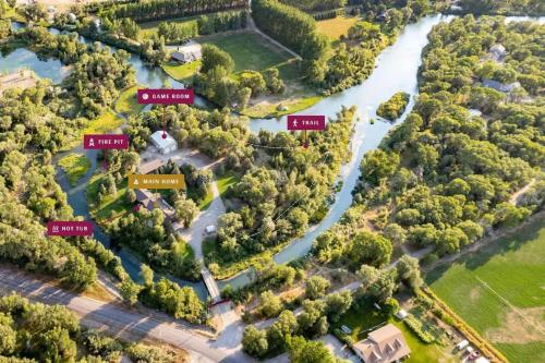 Private Island Fire Pit & Arcade — hotel in Rigby