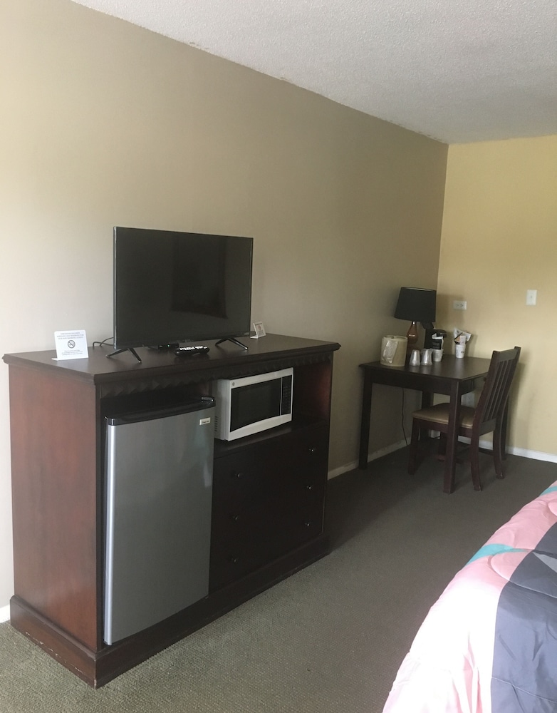 Ambassador Inn And Suites - photo 35