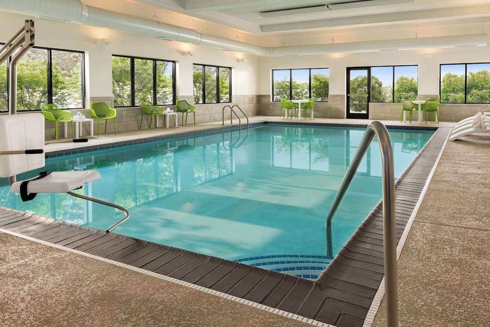 Hampton Inn Chicago O'Hare International Airport - photo 22
