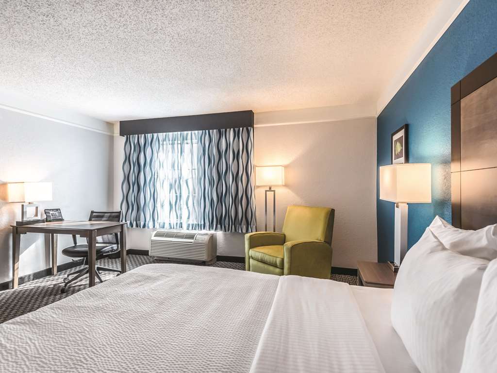 La Quinta Inn & Suites by Wyndham Orlando Lake Mary - photo 18