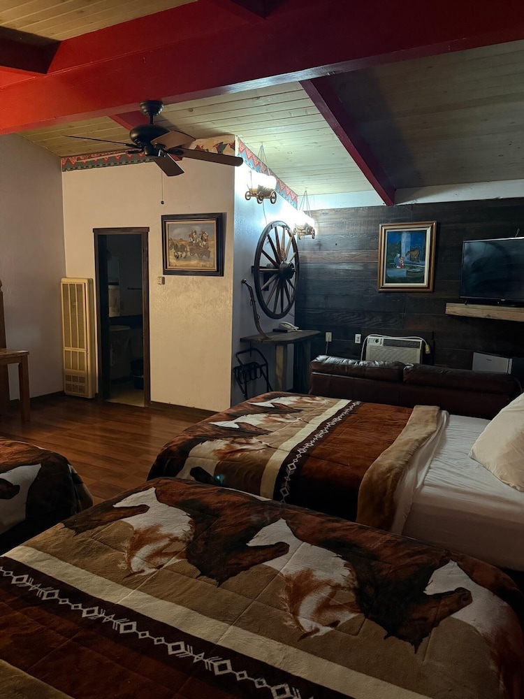 Cinderella Motel - photo 18