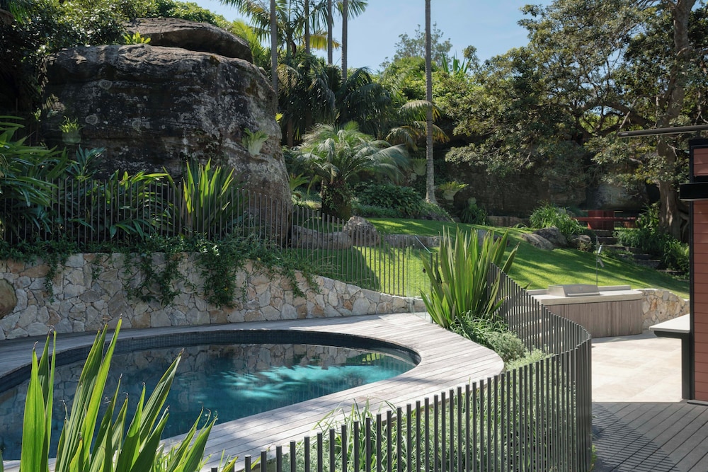 Crane Lodge — 5-Star Luxury Hotel in Palm Beach, Australia