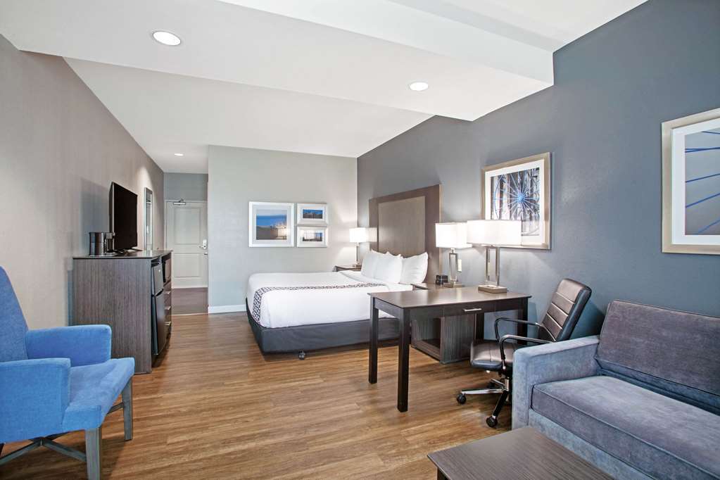 La Quinta Inn & Suites by Wyndham Victoria South - photo 23