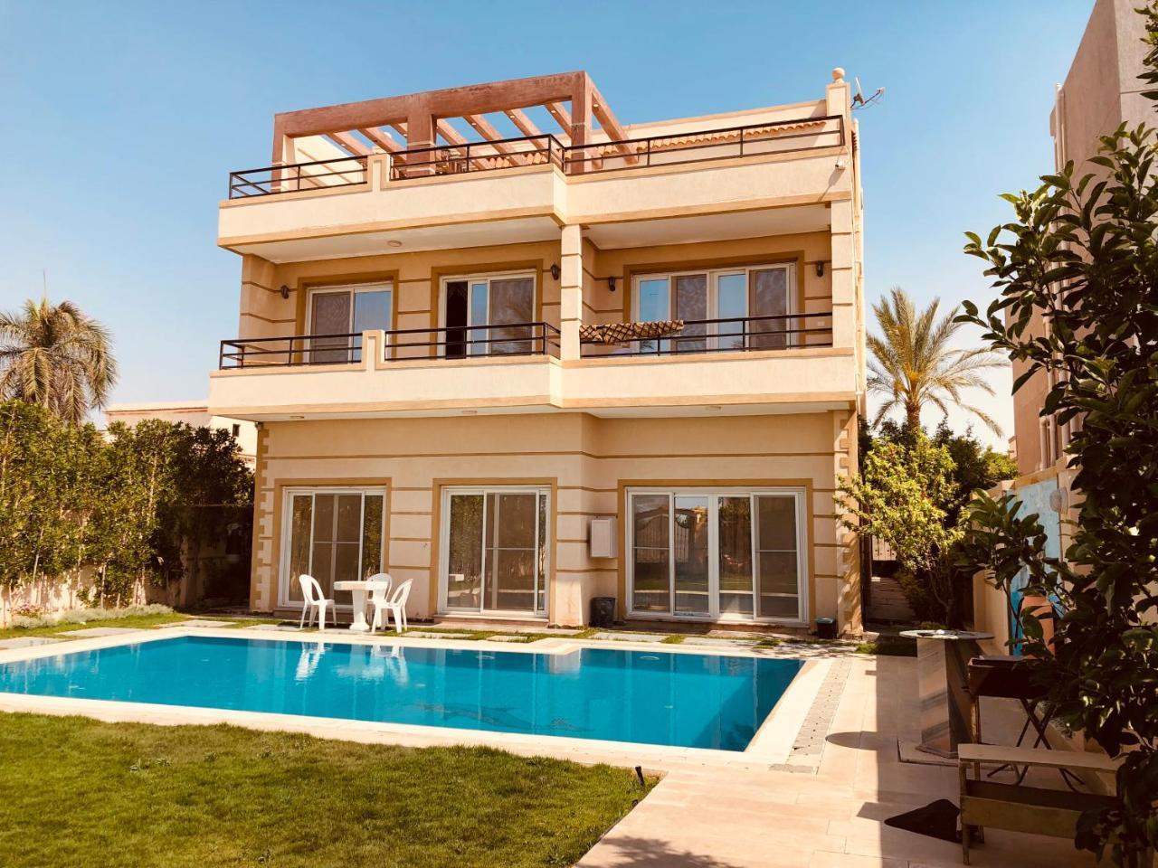 Lovely Villa 5 Bedroom with Overflow Pool with Nice Garden at Green Oasis Resort
