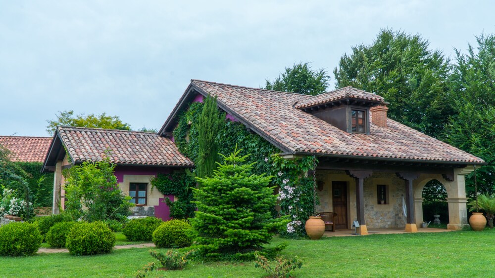 Apartamentos Arcadia — 4-Star Luxury Hotel in Novales, Spain