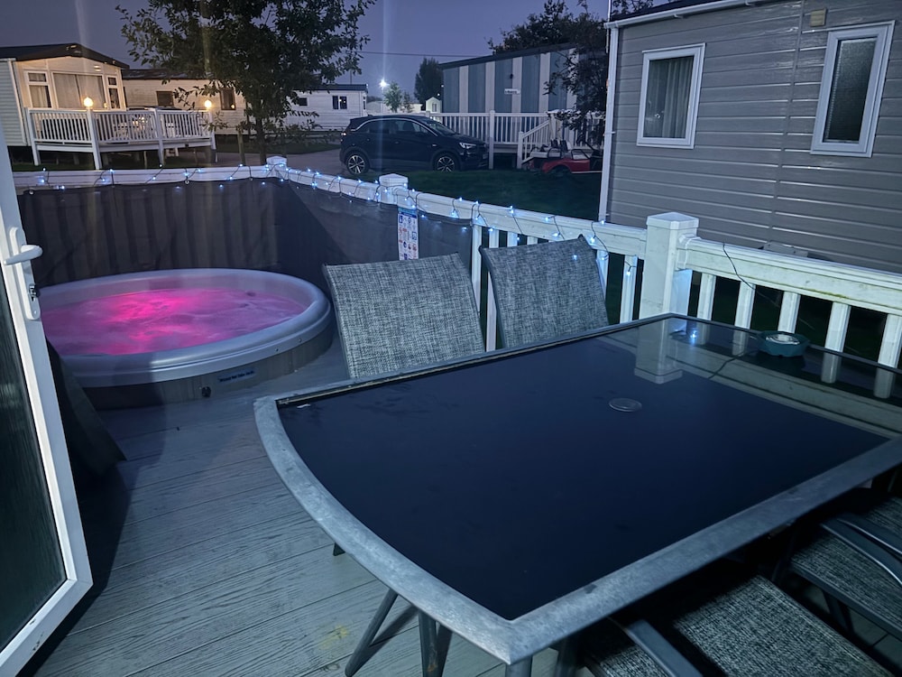 Calypso Hot Tub Breaks Tattershall Lakes Pet Friendly in Lincoln, United Kingdom