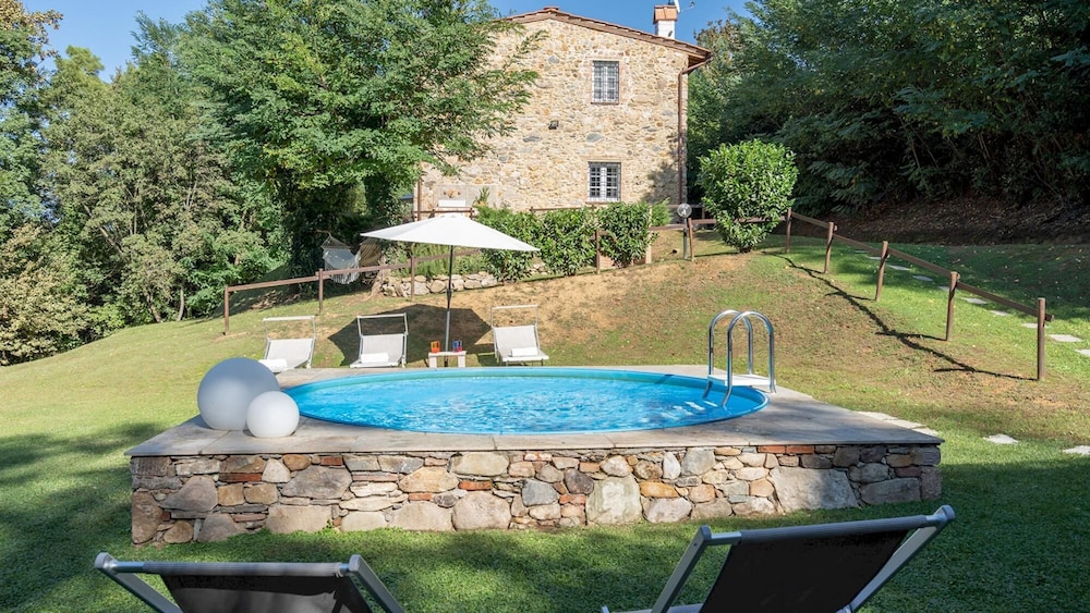 Ai Due Cuori 4 Emma Villas — 4-Star Luxury Hotel in Capannori, Italy