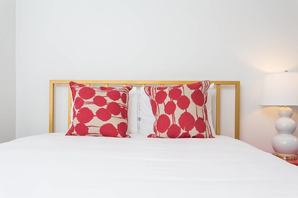 8 Bedrooms Comprised of 4 2BR Suites by Domio - photo 10